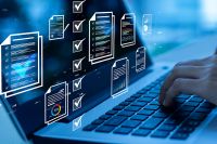 Foto: Laptop mit digitaler Checkliste